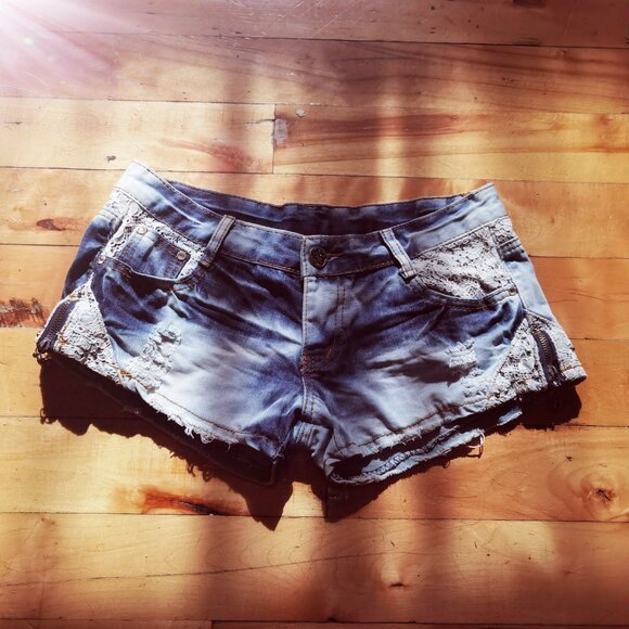 bleached blue shorts with lace detail - Picture 2 of 4